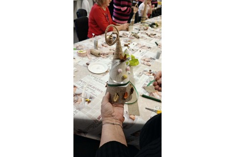 Warsztaty kreatywne dla seniorów - choinka z brystolu i koronki