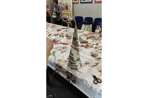 Warsztaty kreatywne dla seniorów - choinka z brystolu i koronki