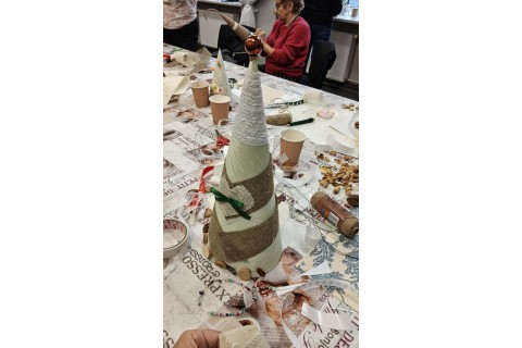 Warsztaty kreatywne dla seniorów - choinka z brystolu i koronki