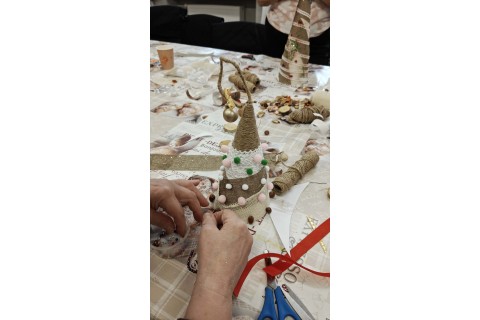 Warsztaty kreatywne dla seniorów - choinka z brystolu i koronki