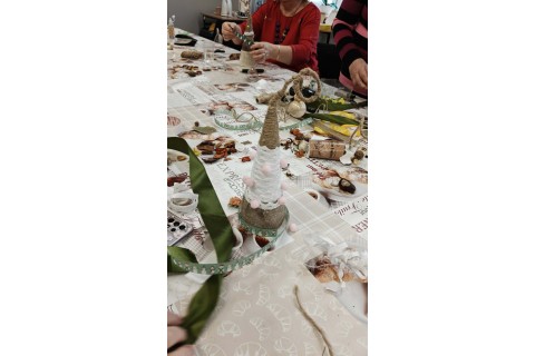 Warsztaty kreatywne dla seniorów - choinka z brystolu i koronki