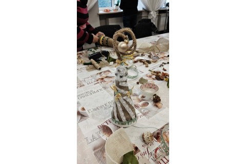 Warsztaty kreatywne dla seniorów - choinka z brystolu i koronki