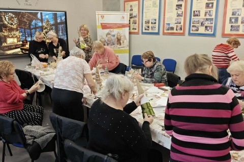 Warsztaty kreatywne dla seniorów - choinka z brystolu i koronki