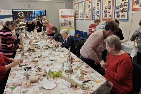 Warsztaty kreatywne dla seniorów - choinka z brystolu i koronki