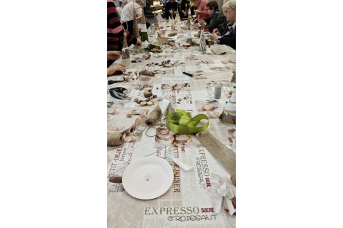 Warsztaty kreatywne dla seniorów - choinka z brystolu i koronki