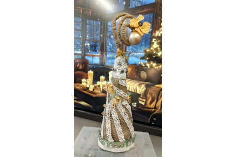 Warsztaty kreatywne dla seniorów - choinka z brystolu i koronki