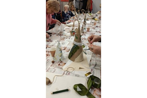 Warsztaty kreatywne dla seniorów - choinka z brystolu i koronki