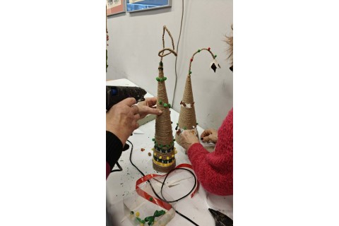 Warsztaty kreatywne dla seniorów - choinka z brystolu i koronki