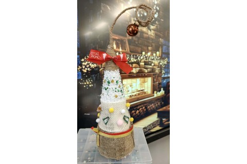 Warsztaty kreatywne dla seniorów - choinka z brystolu i koronki