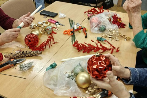 Warsztaty florystyczne dla Seniorów - stroik świąteczny