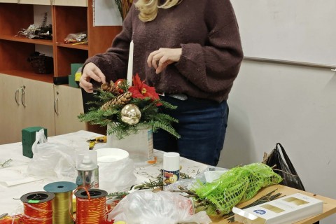 Warsztaty florystyczne dla Seniorów - stroik świąteczny