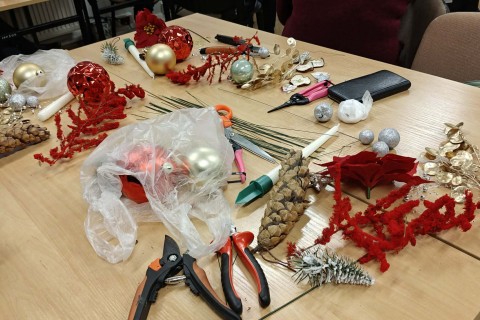 Warsztaty florystyczne dla Seniorów - stroik świąteczny