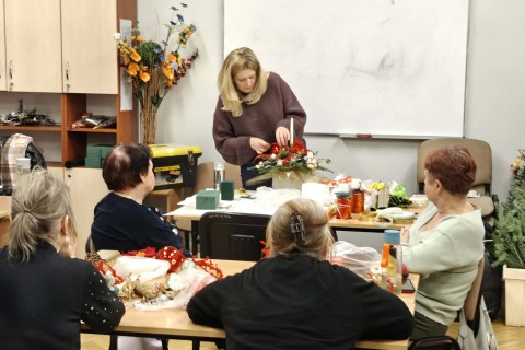 Warsztaty florystyczne dla Seniorów - stroik świąteczny