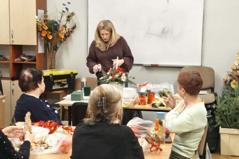 Warsztaty florystyczne dla Seniorów - stroik świąteczny