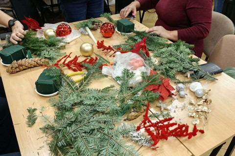 Warsztaty florystyczne dla Seniorów - stroik świąteczny