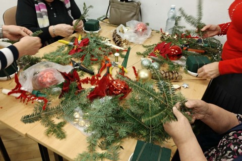 Warsztaty florystyczne dla Seniorów - stroik świąteczny