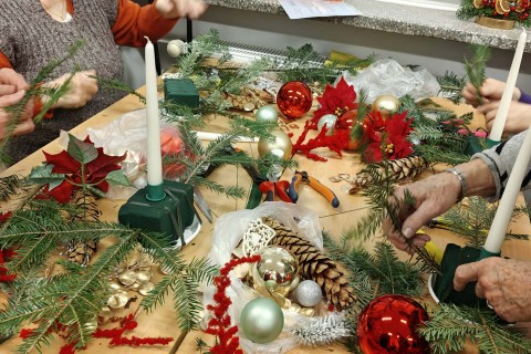 Warsztaty florystyczne dla Seniorów - stroik świąteczny