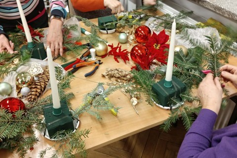 Warsztaty florystyczne dla Seniorów - stroik świąteczny