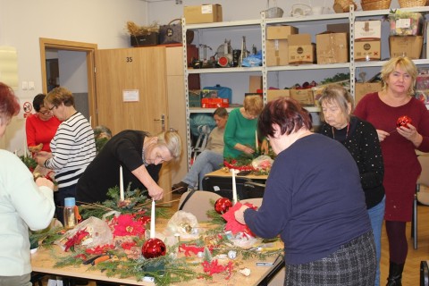 Warsztaty florystyczne dla Seniorów - stroik świąteczny