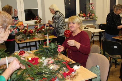 Warsztaty florystyczne dla Seniorów - stroik świąteczny