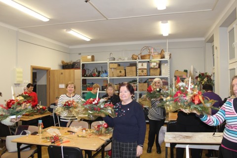 Warsztaty florystyczne dla Seniorów - stroik świąteczny