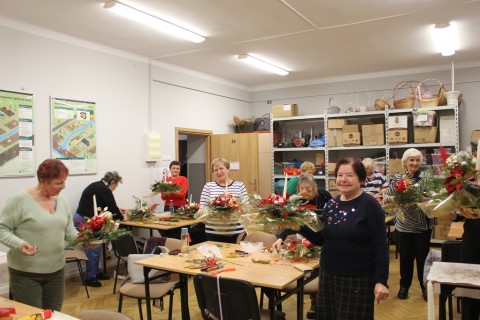 Warsztaty florystyczne dla Seniorów - stroik świąteczny