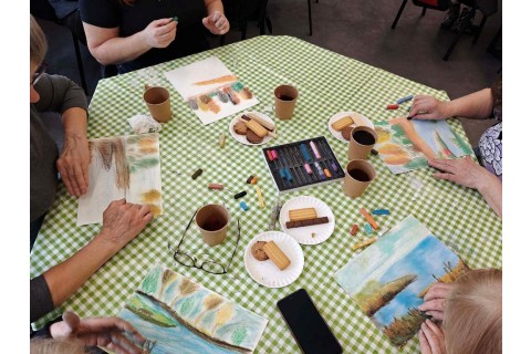 Warsztaty malarstwa dla seniorów - pejzaż rysowany pastelami