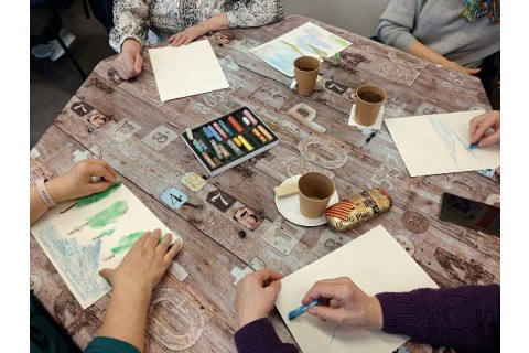 Warsztaty malarstwa dla seniorów - pejzaż rysowany pastelami