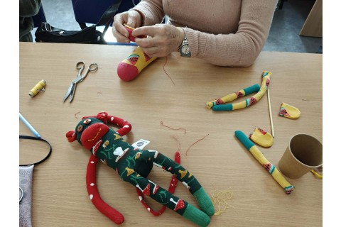 Charytatywna akcja szycia małpek