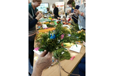 Warsztaty kreatywne dla seniorów - palma wielkanocna