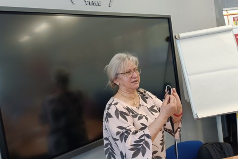 Warsztaty kreatywne dla seniorów - Biżuteria z zamków