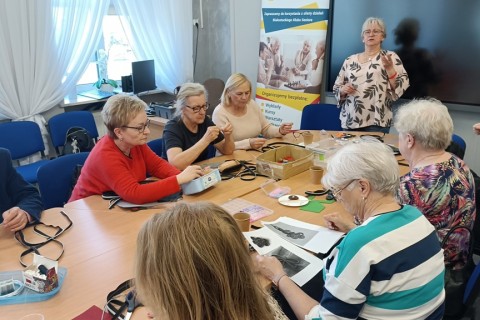 Warsztaty kreatywne dla seniorów - Biżuteria z zamków