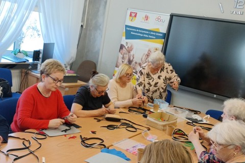 Warsztaty kreatywne dla seniorów - Biżuteria z zamków