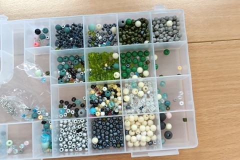 Warsztaty kreatywne dla seniorów - Biżuteria z zamków