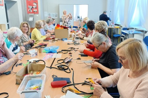 Warsztaty kreatywne dla seniorów - Biżuteria z zamków