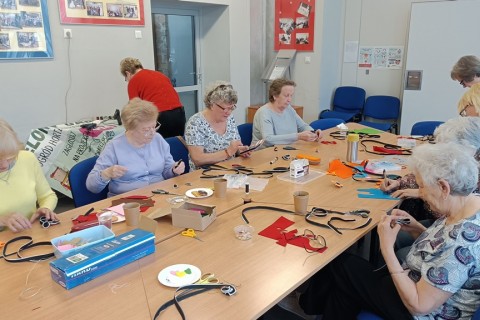 Warsztaty kreatywne dla seniorów - Biżuteria z zamków