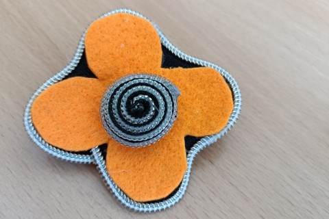 Warsztaty kreatywne dla seniorów - Biżuteria z zamków