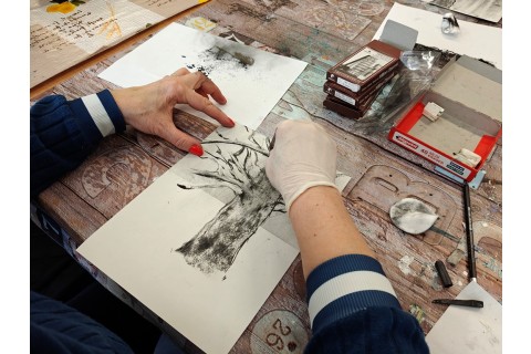 Warsztaty malarstwa dla seniorów - rysunek węglem