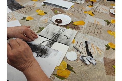 Warsztaty malarstwa dla seniorów - rysunek węglem