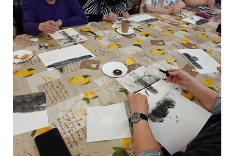 Warsztaty malarstwa dla seniorów - rysunek węglem