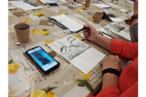 Warsztaty malarstwa dla seniorów - rysunek węglem