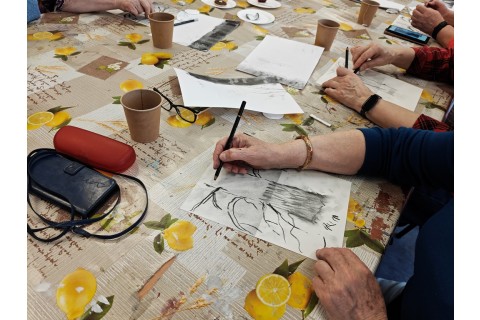 Warsztaty malarstwa dla seniorów - rysunek węglem