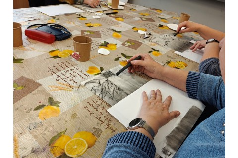 Warsztaty malarstwa dla seniorów - rysunek węglem