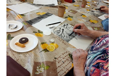 Warsztaty malarstwa dla seniorów - rysunek węglem