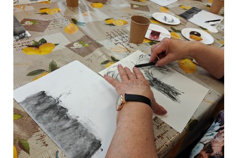 Warsztaty malarstwa dla seniorów - rysunek węglem