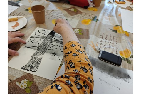 Warsztaty malarstwa dla seniorów - rysunek węglem