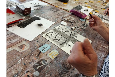 Warsztaty malarstwa dla seniorów - rysunek węglem