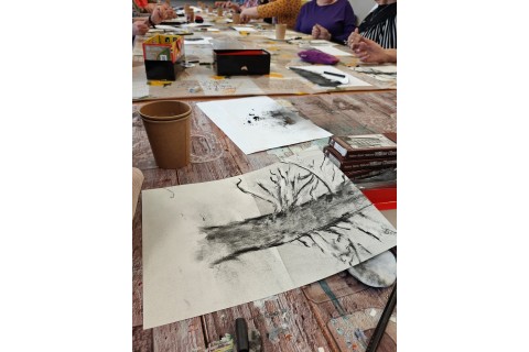 Warsztaty malarstwa dla seniorów - rysunek węglem