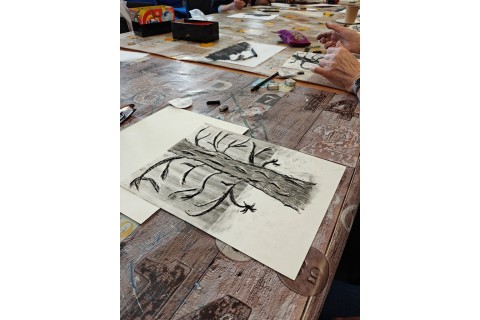 Warsztaty malarstwa dla seniorów - rysunek węglem