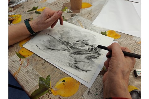 Warsztaty malarstwa dla seniorów - rysunek węglem